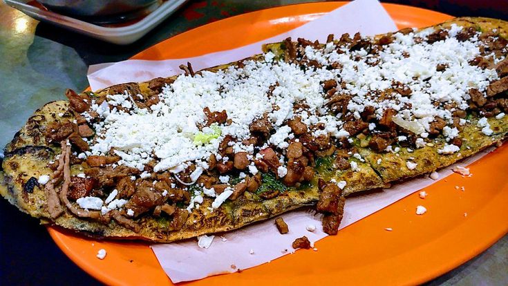 Atascate en los huaraches de Tacos Arenal 40 centimetros de sabor